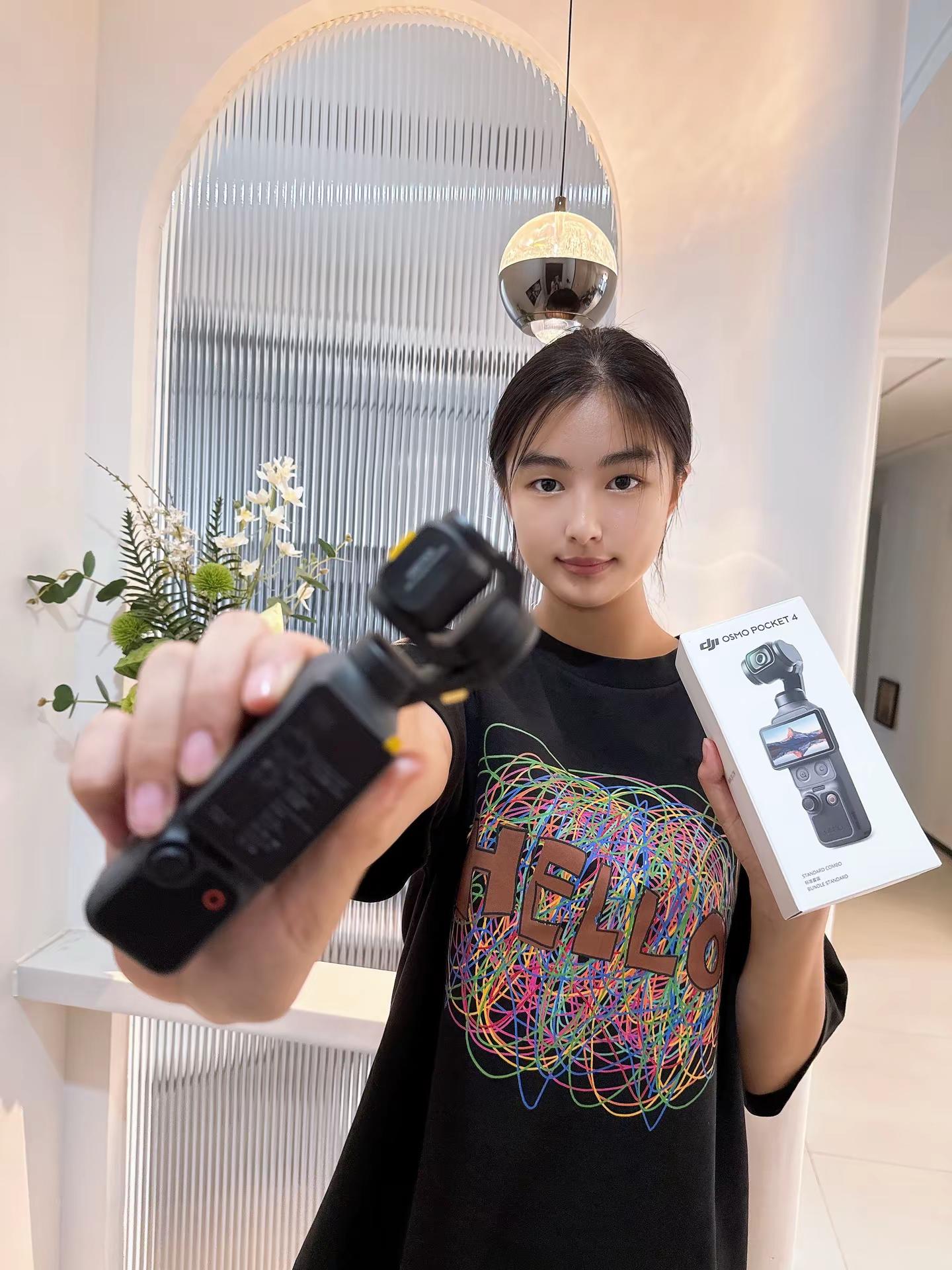 一普通的休息日.13十薛同学拥有了属于自己的大疆pocket4. 她说她有世界上最爱她的妈妈，今天的自己是最幸福的！从此青春是高清的啦！