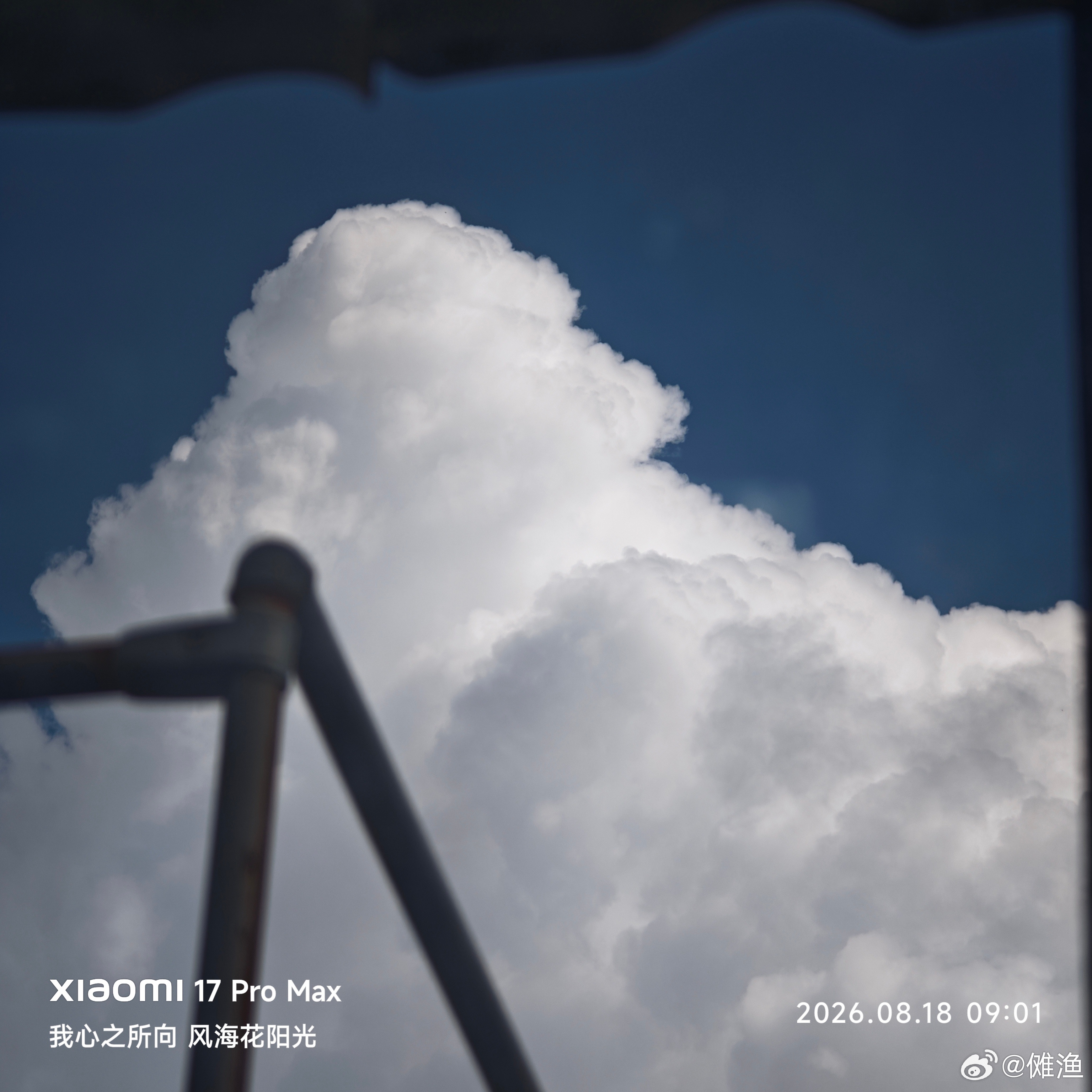 早上坐楼梯口穿袜子 一抬头看到厚厚的云 感觉很有意思 雨后的天空特别特...