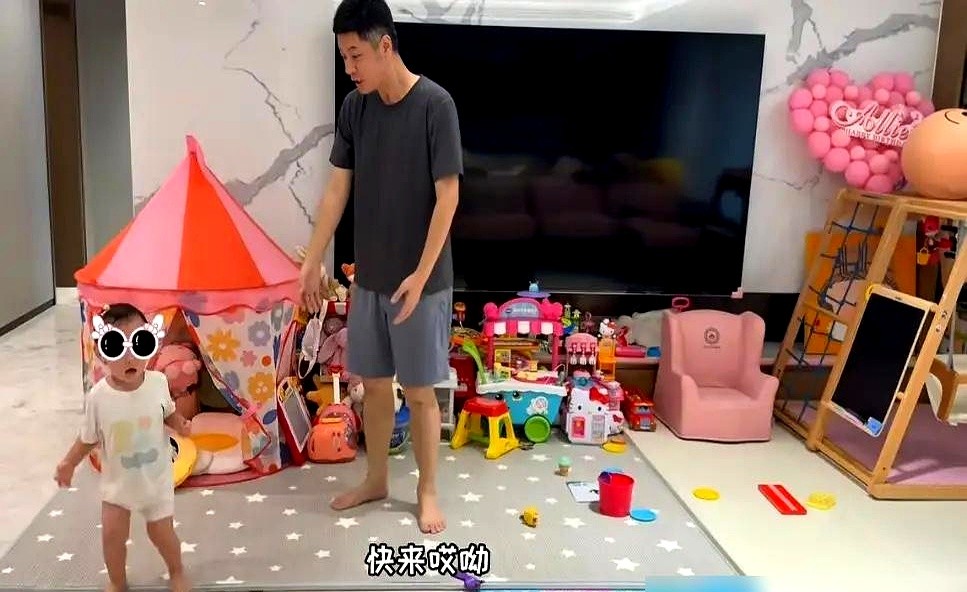 给自己立下“拍戏离家绝不超三天”死规矩，任重在8月20日结婚纪念日晒出B超单官宣：1+1=4。

这明星当得确实接地气。

客厅铺满洋娃娃和积木，连下脚地都没有。孙骁骁拍的视频里，他缩在沙发后头，一手套狐狸一手套兔子，捏着嗓子给3岁闺女演手偶剧。小丫头管他叫“重重”，听完故事翻脸不跟他睡要找妈妈，他