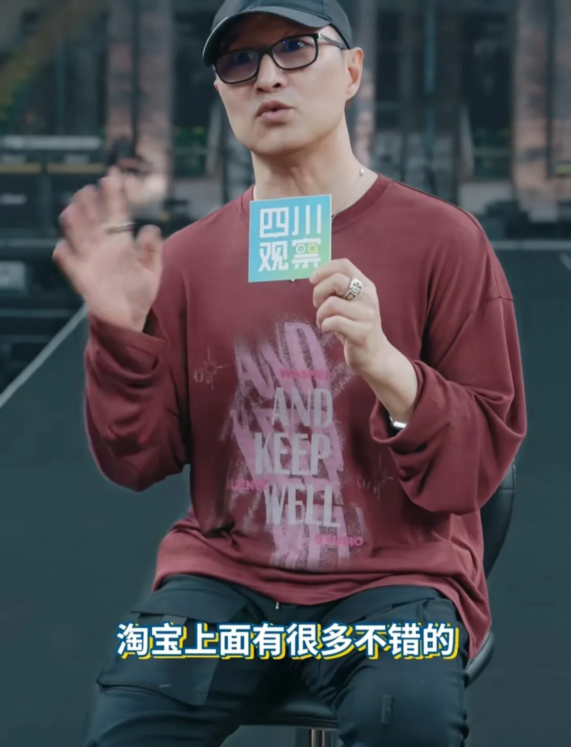 汪峰肯定淘宝，说有很多不错的衣服，自己不会去买高价位的东西，也这些教育女儿，可转头再看他女友森林北的首场直播带货，就让不少网友忍不住感慨反差满满。这场首播见面会人气很高，直播间观看人次突破20万，上架的商品里，甚至还有单价超过三万元的珠宝货品。
一边是对孩子提倡朴素，拒绝奢侈品高消费，一边身边人带货