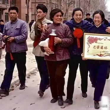 为什么中国不取消户籍制度？
 
废除人口登记 ≠ 户籍改革
全世界几乎所有国家都有人口登记制度（民事登记），改革的目标不是彻底删掉户口这个登记工具，而是慢慢解绑教育、医疗、升学这些附加福利，实现公共服务跟着人走，而不是跟着户口走 。
我国已经取消了农业户口、非农业户口的二元区分；中小城市基本零门槛落