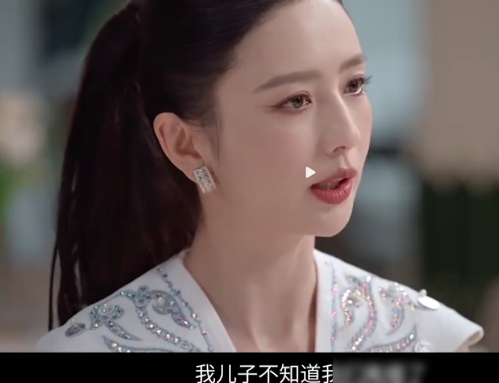 佟丽娅的儿子十岁了，至今不知道爸妈离了婚。
鲁豫问了两遍。佟丽娅答得平静：现在也不知道。不是瞒，是两人在孩子面前，真把体面演成了日子。
另一段话更耐听。她说陈思诚老婆这顶帽子，压得她戏路变窄。好些导演默认她只演丈夫的戏，连个试镜机会都不给。婚姻带来的不只有风浪，还有看不见的损耗。
离婚后，她反