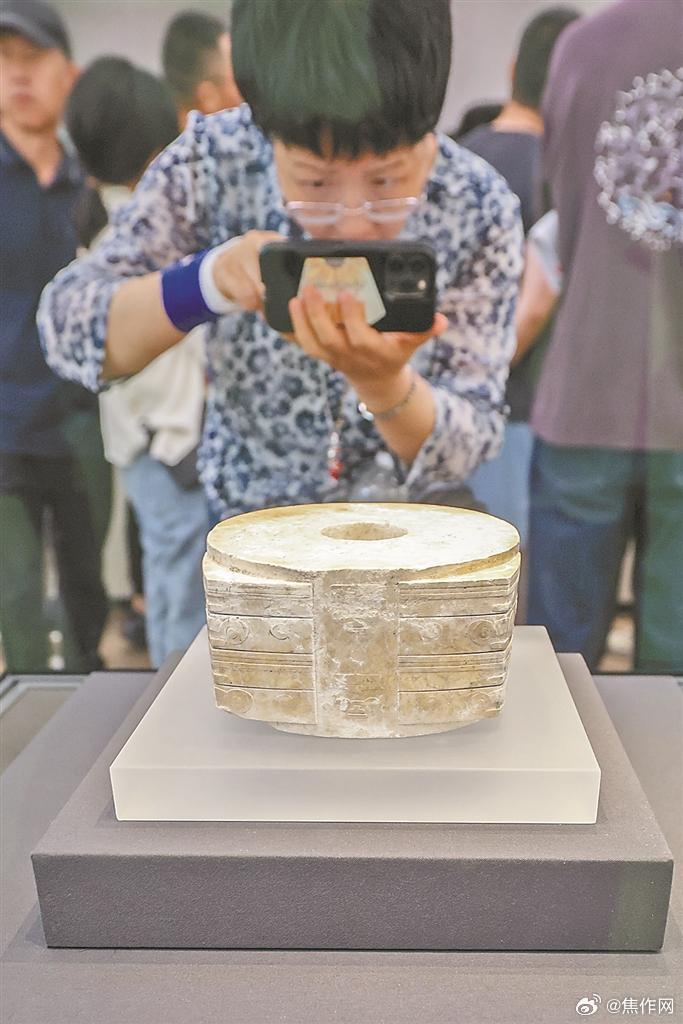 【壮哉，大遗址】良渚遗址、殷墟、三星堆遗址、圆明园遗址……这些地域、年代各异的遗址有什么共同点？
它们，都属于“大遗址”——规模大、价值大、影响大，是实证中国百万年人类史、1万年文化史、5000多年文明史的核心文物资源。
大有大的谋划。在日前举行的全国大遗址工作会上，国家文物局全面总结 ​