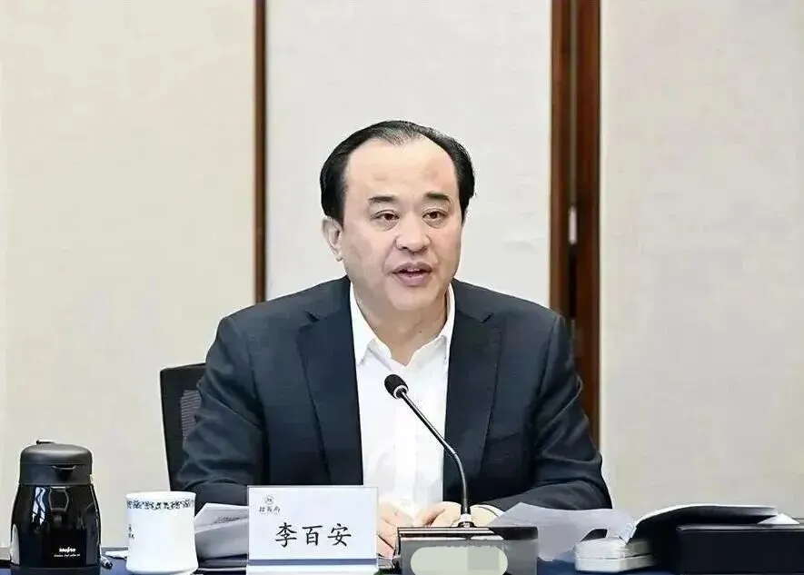 李百安讲过多少次“守底线”，就有多少次在底线上踩坑。

李百安的标签很扎眼，浙大本科、贸大硕士、高级经济师，中建二局董事长干过，中建股份副总裁干过，到了招商局，还挂着“副总经理兼总法律顾问”。

中建年代，他摸的是工程、地产、投资；招商年代，他碰的是前海、航运、大基建。一条线串下来：项目越来越大，签