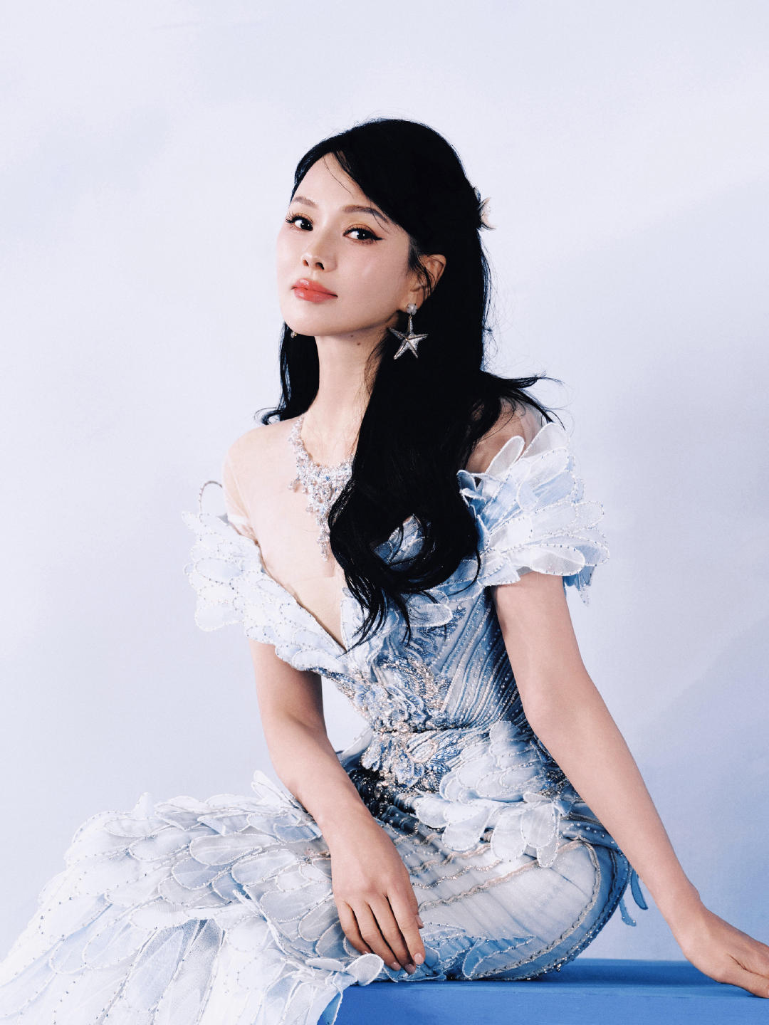 #伊能静萤火虫开净化了##伊能静萤火虫一响全是童年# 她唱“萤火虫慢慢飞”，声音轻得像在哄小时候的自己。没有用力煽情，反而更让人鼻酸。童年回不去，但旋律一响，好像又能摸到那晚的风。 ​