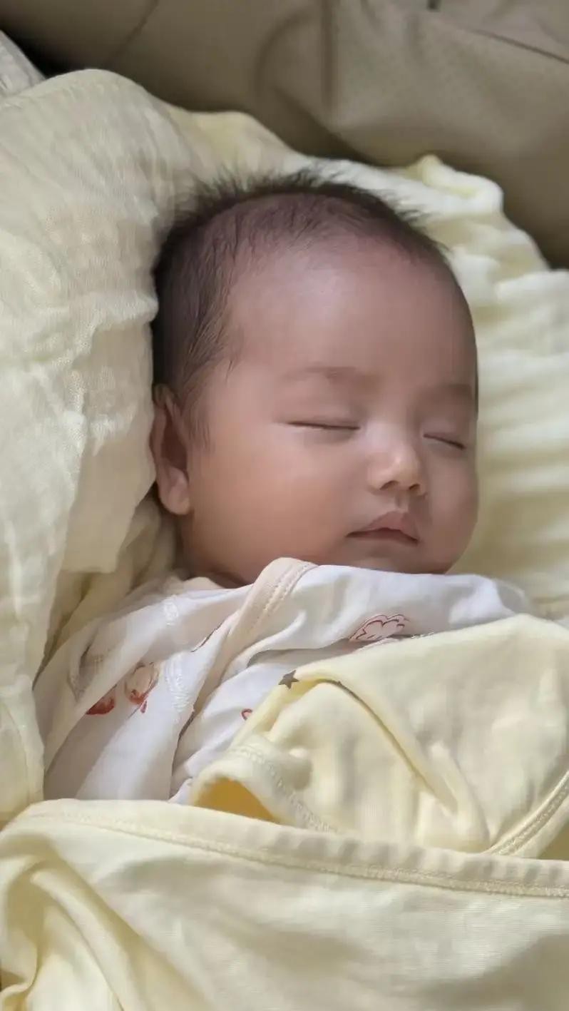 老公坚持八年丁克，在我意外怀孕后却翻脸如变天，直到亲子鉴定结果摆在他面前，他才从极度的恐惧中清醒过来，开始了一场迟来的蜕变。

说实话，当初跟他结婚时，我们就定好了丁克。这七八年我们确实过得挺潇洒，说走就走的旅行，半夜去撸串，日子别提多滋润。可三十四岁那年，这颗意外的种子居然悄悄落了地。

我拿着产