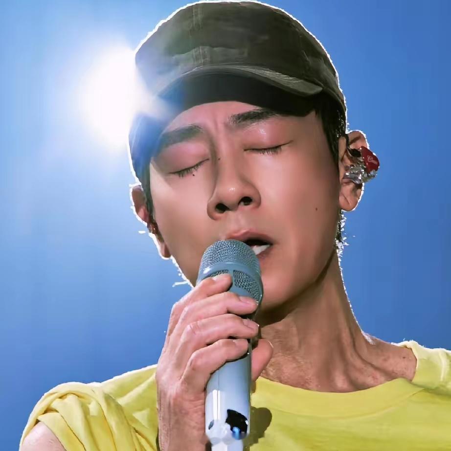 为什么陈小春快60岁了，
还在到处开演唱会？
我猜原因只有一个，那就是他年轻时候挣的钱花完了，现在缺钱了。
​​陈小春和应采儿组建家庭，家里有两个儿子，读的是收费很高的国际学校，光是学费加上各类兴趣班，每年就要花掉不少钱。
​​而且他的大儿子之后计划去英国留学，留学又是一笔巨大的花费， ​