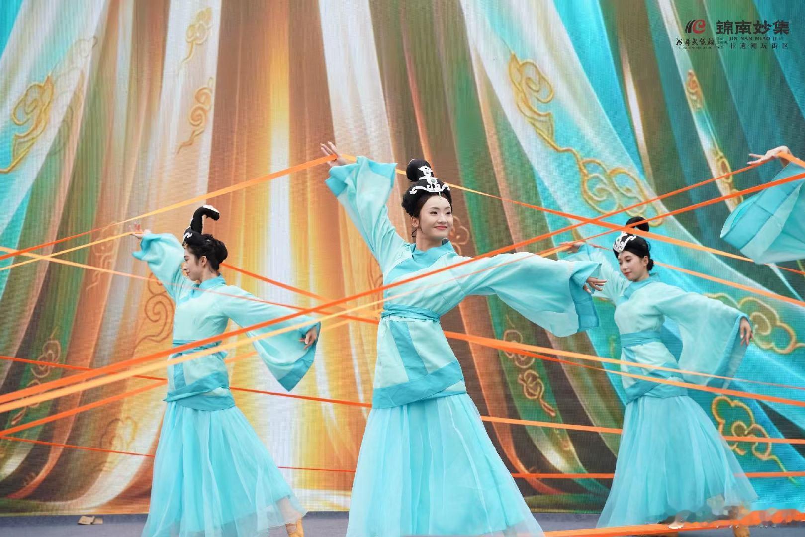 #武侯祠把非遗市集玩成了三国副本# 今天，武侯祠西区被一声锣鼓彻底唤醒。锦南丰庆·盛世开街巡游热闹启程，队伍穿行街区，像把一幅三国长卷直接铺在国庆的街头。巡游之后，主舞台的国风歌舞、杂技、川剧变脸接连炸场。国庆第一天，来锦南妙集，挤进这场穿越千年的开街狂欢。#潮玩武侯 锦南妙集# ​