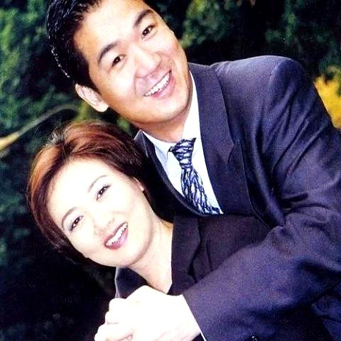 张国立逢人就认“妻管严”，但邓婕真能一句话把他管得死死的？

家里的大账小事全归邓婕拍板，张国立嘴上嘟囔两句，扭头该干嘛干嘛。合开公司也是一样，邓婕稳稳扎住财务大关，张国立在外头闷头拍戏。

但他一进剧组犯起拧脾气，邓婕从来不上去硬掰。居家过日子她拿得住，碰上男人的业务执念，她抬手就放行。

哪有什