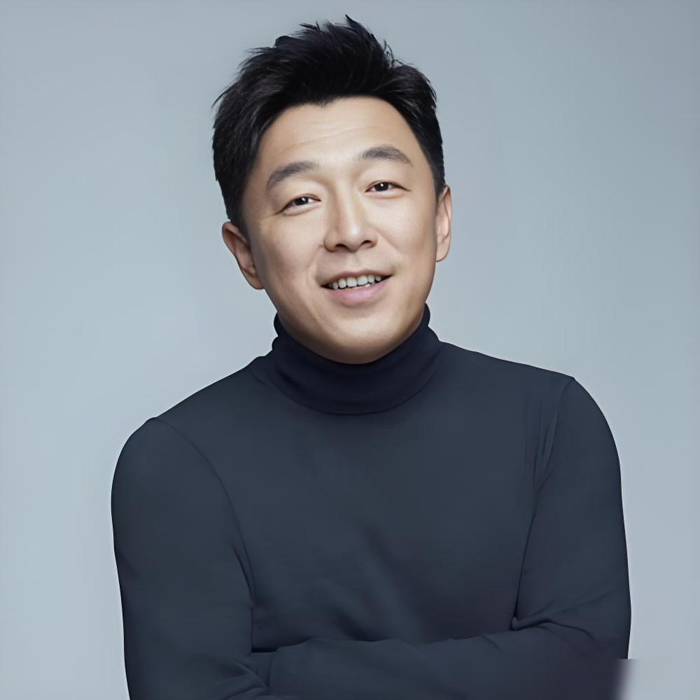 黄渤锁骨断了，打着护具拄拐，照样坐在那英演唱会台下。没吭一声。
往前倒九天，他还在青岛里院喜剧节上跟黄晓明互相调侃，说人家考了博士后变成黄博。那场喜剧节，35个厂牌、63部剧、超一千场盲盒秀，全是他张罗起来的。里院那种老青岛合院，他一句话点透：介乎于真假之间，离天堂只差一步。
再看他住院视频，吸