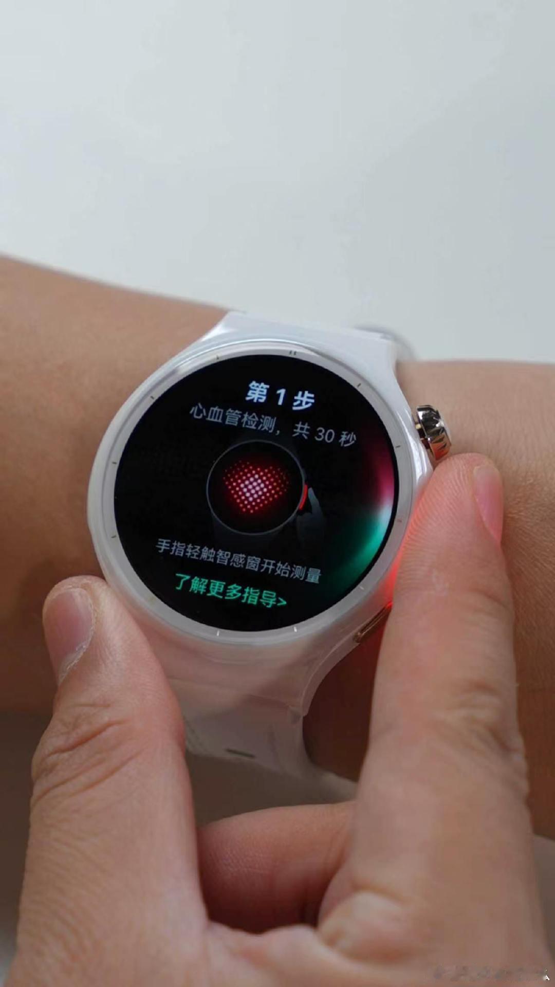 #吴磊同款华为WATCH 6系列开售# 新增安全守护功能，能够共享实时位置，给家人和自己多一层贴心的安全保障 ​