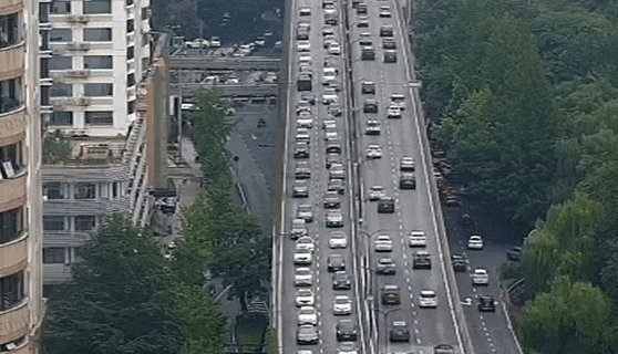 【#交警提醒今天晚高峰非必要不开车# 部分路段将视情采取临时管控措施，建议20时以后再出城】今天是中秋假期前最后一个工作日，杭州将迎来出城、通勤、往返场站出行高峰。同时，#第五届全球数字贸易博览会# 、2026云栖大会等活动同期举办，杭州交警将视情对中河高架、复兴大桥、机场公路、钱塘快速路、 ​