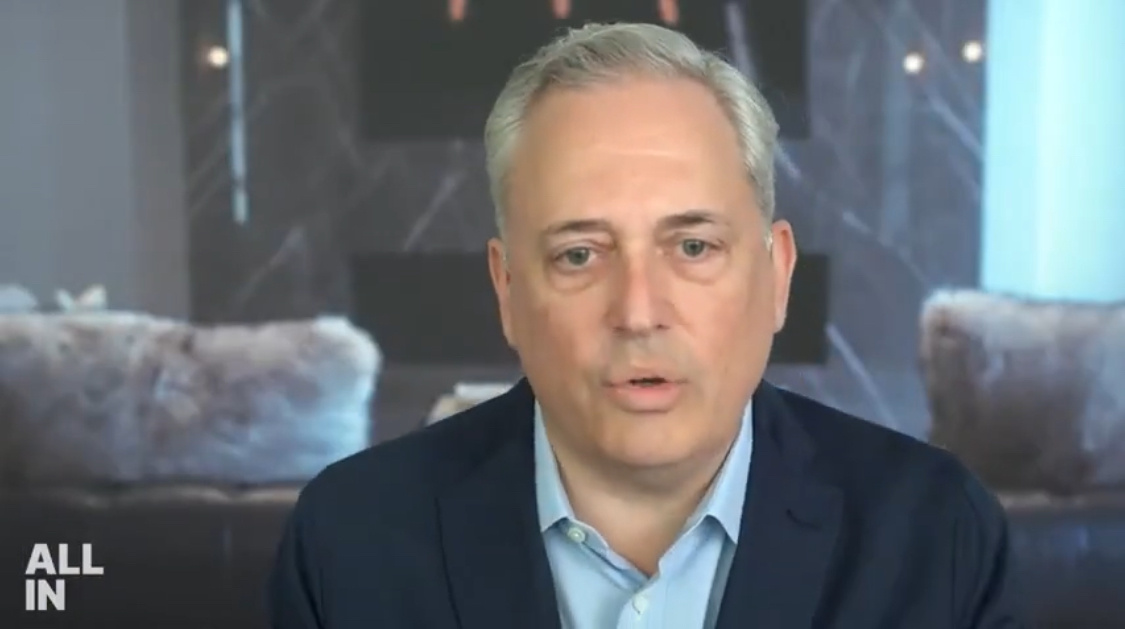 David Sacks认为：“AI会毁灭人类”这一波大恐慌报道，并不是自然发酵出来的，属于有组织的舆论造势。

导火索是Anthropic一名只干了六周的研究员Jacob Coxon辞职发文警告：AI存在灭绝人类的风险。这个人用一个之前几乎没有动静的X账号发文爆料，马上就登上各大主流媒体。David认为这件事是预先安排的 ​