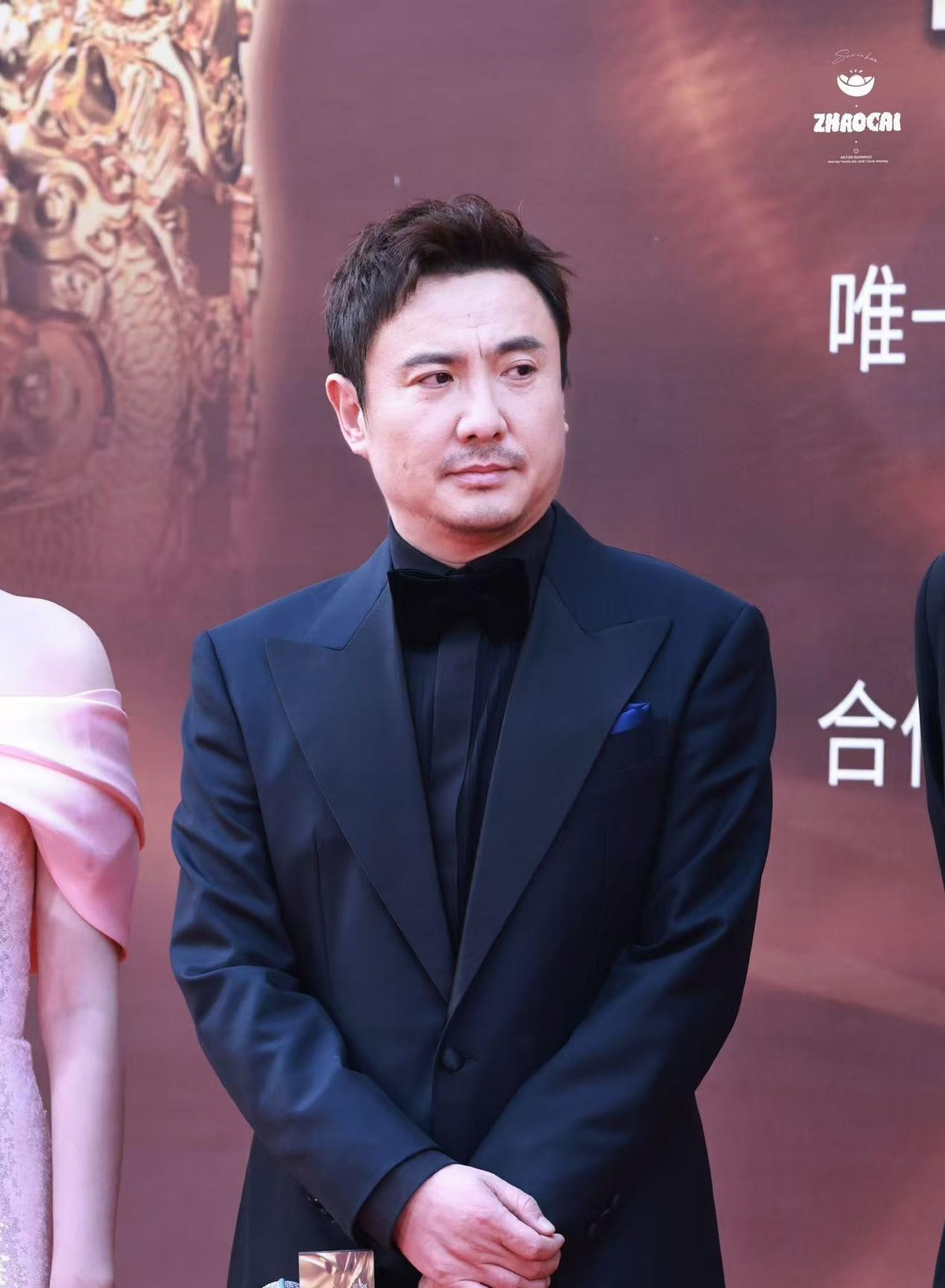 沈腾2026年根本没闲着，光春节和暑期就交了两部主演电影。大年初一《飞驰人生3》上映，他演的张驰从车手转做教练，带着队伍上高原跑拉力赛，这片子最后冲进中国影史前十，也让沈腾成了首个主演票房破400亿的演员。暑期档《欢迎来龙餐馆》他演一个在中东开餐馆的东北大厨，文牧野导演，豆瓣开分8.7，票房破了23