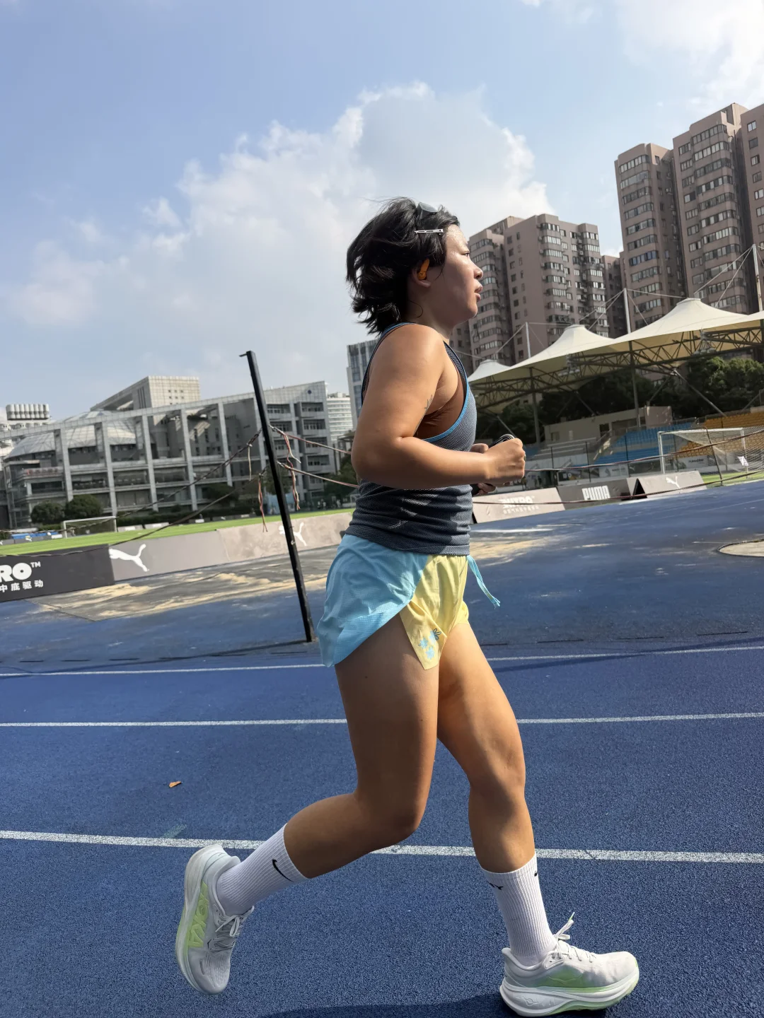 第一次早上跑卢湾操场！10km哦！！有一点点爽