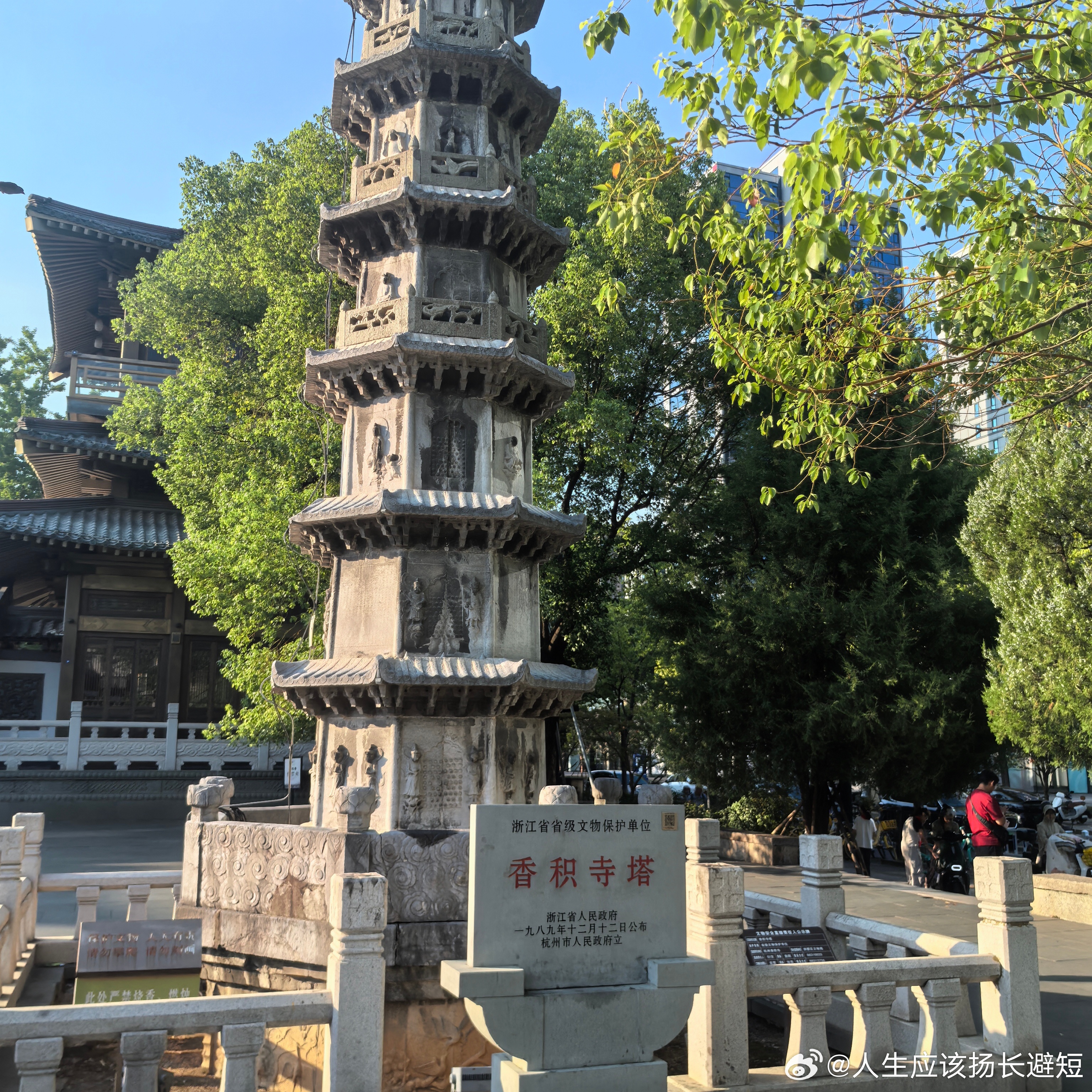 介入别人的因果，是对的？还是错的？如果这是一件善事，别人也是做好事，你帮别人做好事，那么你会有善良的报应如果这是一件坏事，别人也是做坏事，你帮别人做坏事，那么你会有恶报！比如，可以借钱给善良的亲戚，去读大学，助力读书，培养成才，对亲戚，对社会都是有帮助！不能借钱给亲戚去赌博！哪怕这个亲戚很可怜，还是不能资助！！ 杭州