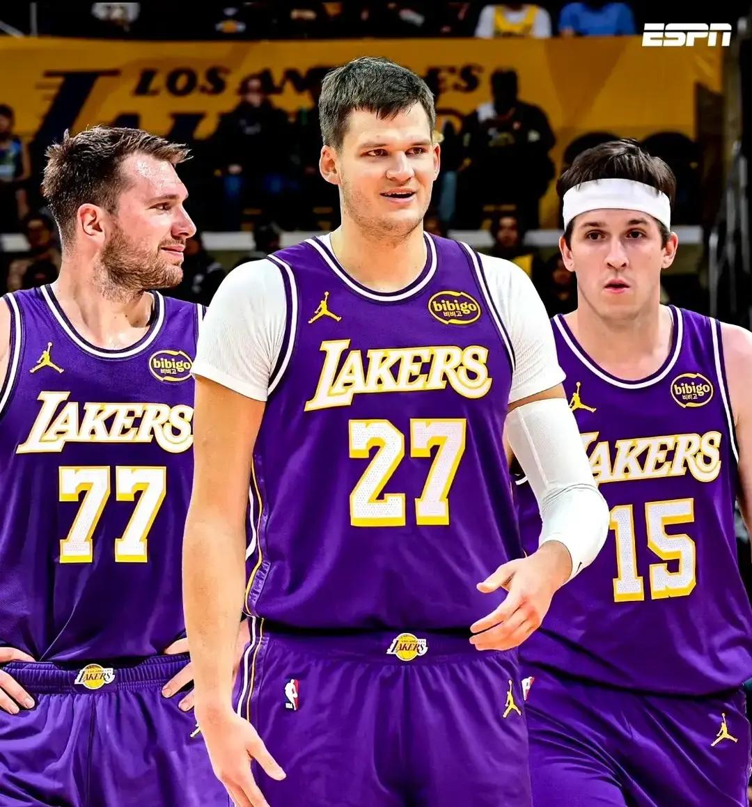 湖人那场球之后，NBA的不败神话算是彻底乱套了。
以前还有5支球队挂着金身不败，结果这一波较量下来，湖人队金身告破，直接被开拓者拉下马。东契奇那场球拼得够狠，一个人狂砍41分，硬是没能带走比赛，成了名副其实的空砍王。
现在的局面挺有意思，联盟里还剩下4支不败球队：火箭、雷霆、灰熊这三家全是4胜0