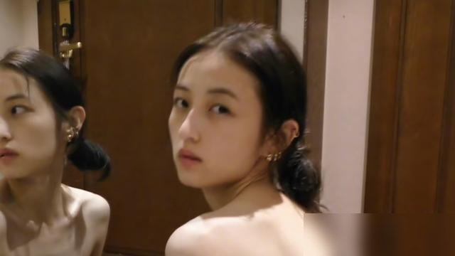 张子枫在《志愿军》里扛主线，结果金鸡奖提名给了戏份更少的宋佳，网友直接炸了。
更绝的是，张子枫自己凭另一部《捕风追影》也进了女主提名。等于人在名单里，但被提名的不是那部她当核心的片子。
宋佳演技没得黑，可“女配报女主”这赛道一换，味儿就变了。番位怎么报，入围怎么算，全成了糊涂账。
金鸡奖这波操