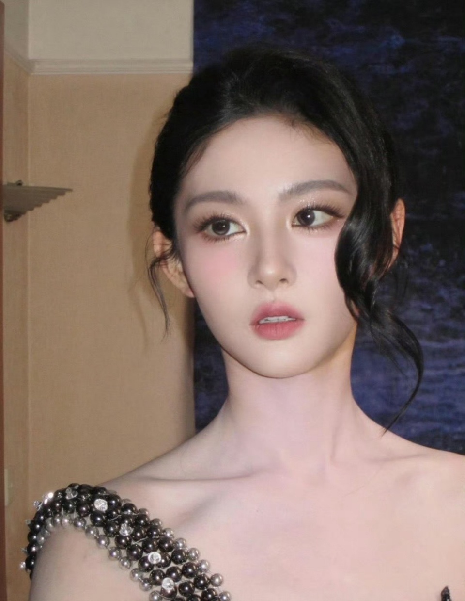 白鹿离开于正后
看得出赵晴真的急了
在妆容上费尽心思
却弄巧成拙越来越像网红。

赵晴的脸确实不够清晰
反正我是没太记住她的脸
出圈角色热度还不如绯闻的热度来得高
如果接下来两年还不能确定自己的风格
于正估计得放弃捧她了
所以现在卯足了劲在脸上花心思
只能说大概率要让于正失望了

你觉得赵晴能成为下