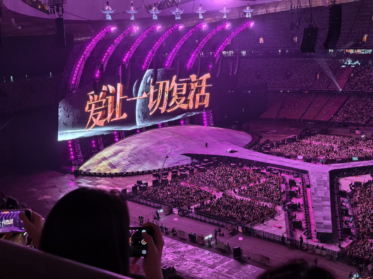 #汪苏泷[超话]# 今天是粉上汪苏泷的第五天，为什么会是第五天呢，大概是因为之前只是单纯觉得他唱歌很好听，现在想想或许是因为他的演唱会很有意思，也或许是因为那些小泷包们很友好，但其实喜欢上汪苏泷是因为他本身就是一个很好的人，所以哥哥我们也不后悔选择了你，你是一个很懂得浪漫的人，在去看 ​