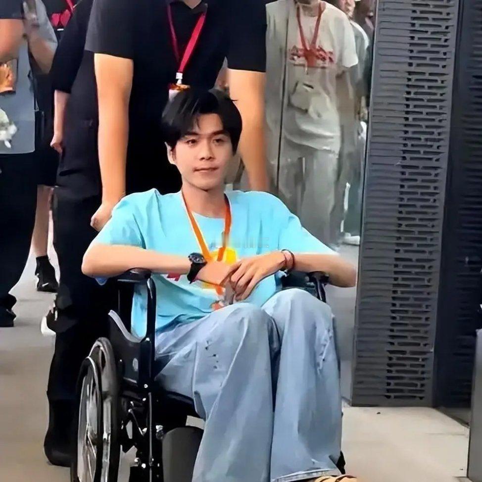 37岁张若昀坐轮椅跑路演，带伤硬扛和当年邓超境遇如出一辙啊[思考] ​