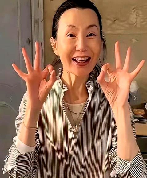 62岁的张曼玉，直接顶着一张不涂粉底、毫无滤镜的素颜出现在镜头前。

淡出荧幕这么多年，这位华语影坛的大满贯影后，大大方方把脸上的岁月全摊开给人看。当年明明是顶级大美人的底子，她偏靠演技杀出血路，年轻过也拼命过，到了现在的年纪，连掩饰都懒得掩饰。

这种不慌不忙的松弛劲儿，看着真舒服。比起拼命在脸上