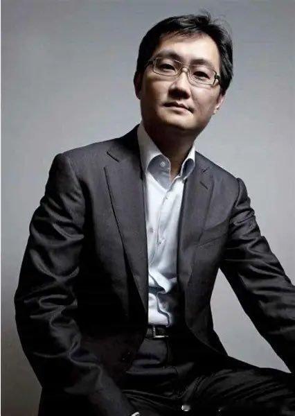 腾讯早年有个鲜为人知的困境：马化腾性格偏内向，又长着一张娃娃脸，出去跟人谈合作，对方一看这年轻人，总觉得不太靠谱，话里话外带着轻视。谈判桌上屡屡受挫，业务迟迟打不开局面，最艰难的时候，他甚至动过把腾讯卖掉的念头。

转机出现在曾李青的加入。

曾李青是个典型的 "江湖老手"，之前在深圳 ​