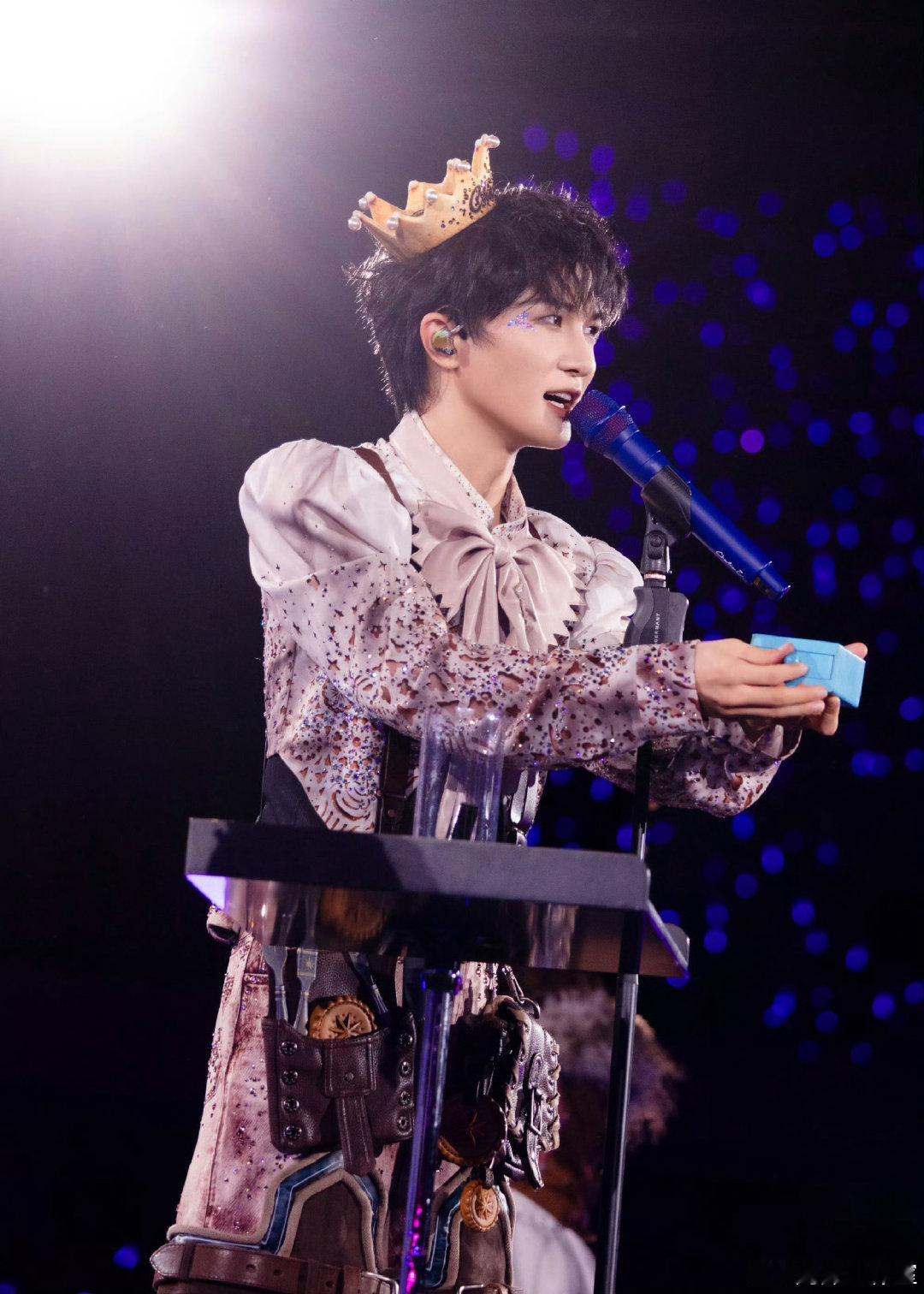 #周深演唱会下出雨幕了##周深怎么亭子也漏雨# 本以为是舞台特效，没想到是真实大雨，这场台州场真的很特别 ​
