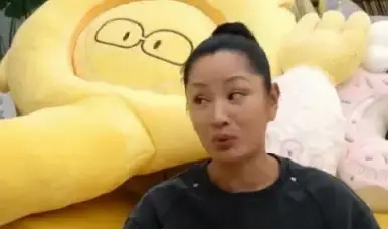 瞿颖攥着王菲亲手点的胡牌，愣是没敢推倒。

她等了3圈，就等这张二筒。但对面坐的是王菲。

当年全网骂瞿颖“过气超模蹭热度”。网友扒她微博，发现她发王菲的次数比发自己还多，评论区全是“舔狗”。

王菲送那英花篮，上面写“先干为敬”。网友说，这交情装不出来。

邱黎宽公开说过，那英能签进公司，是王菲叫