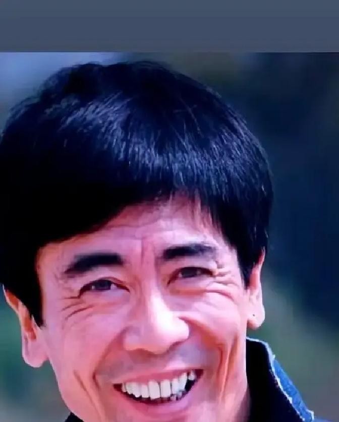 听说穆连成这配角活不到三集，张国庆第一反应就是拒演

大老远跑去当个连脸都混不熟的炮灰，谁想都觉得吃力不讨好

副导演看着他直摇头也没多费嘴皮子，直接把搭戏名单往桌上一推

只扫见孙红雷在那上面，张国庆连剩下的本子都不看了，拎起提包直接杀向横店

这其中的门道太真实了

遇上这种浑身是戏的疯子，能把
