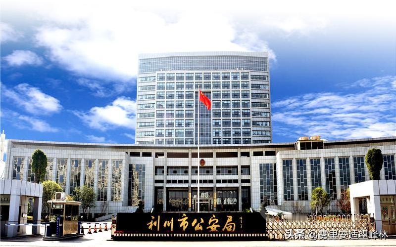 政法委是公安局、法院、检察院的上级吗？

提起政法委，不少老百姓以为它就是公检法的直接上级，可以直接插手案件办理。其实这个认知存在不小误区。
 
政法委，是党委的职能部门，不属于政府组成部门。地级市的政法委为正处级机构，政法委书记通常由市委常委兼任，个人高配副厅级，要区分机构本身级别和领导个人的级别