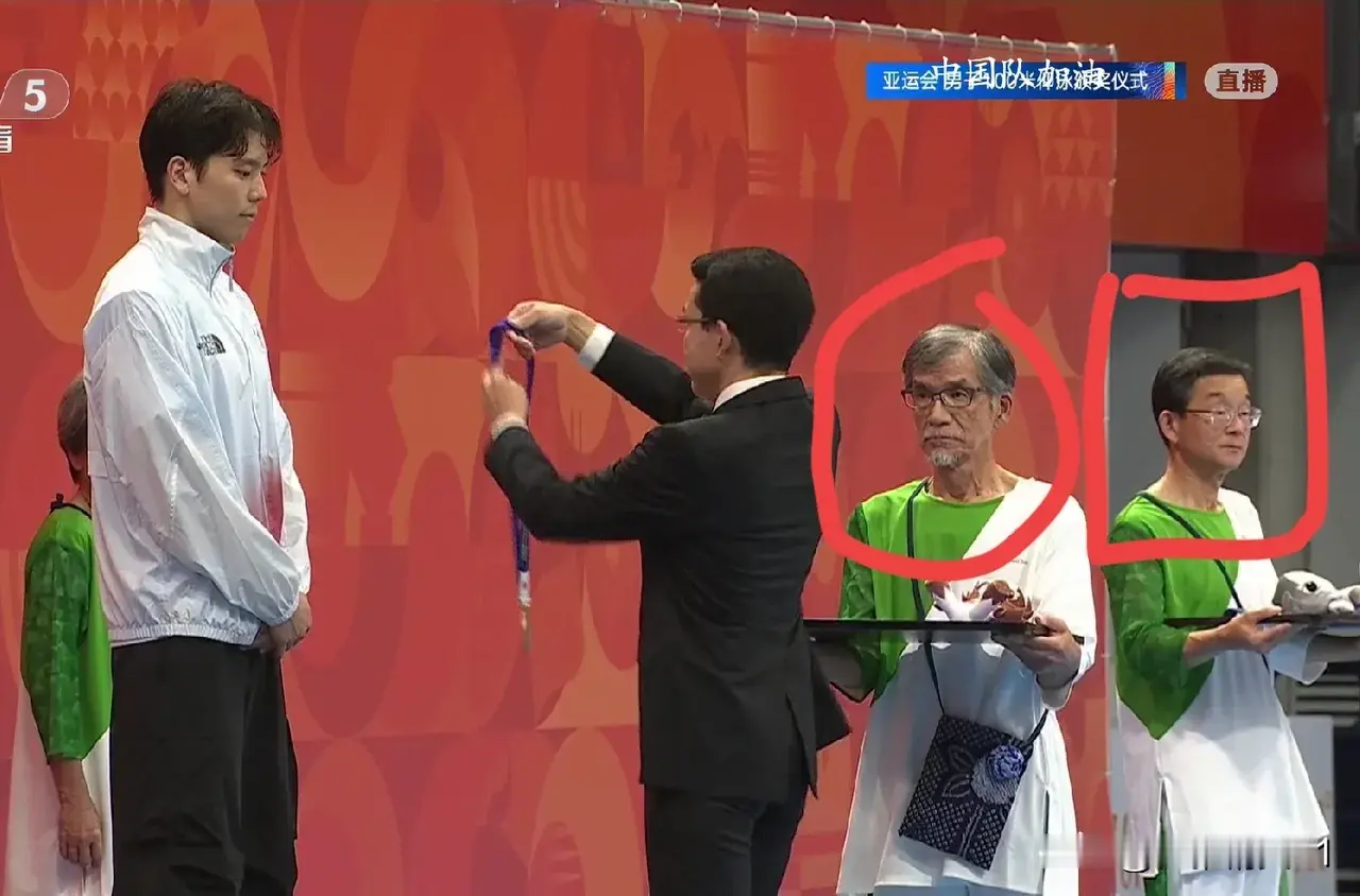 名古屋亚运火了！颁奖礼仪全是老人引热议！
 
2026年名古屋亚运会正在火热进行，赛场上没爆出太多冷门赛事，颁奖台上的一幕，却意外在全网刷屏，引发无数网友热烈讨论。
 
以往各大国际体育盛会，负责颁奖礼仪工作的，基本都是朝气蓬勃的年轻志愿者，画面整洁好看，氛围感直接拉满。
 
这次名古屋亚运会完全不