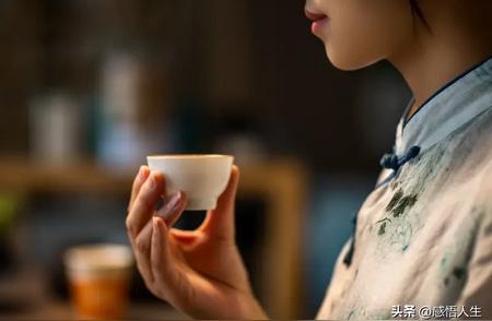 优雅女性必备的素质，修养和优雅是核心。 智慧与知识是基础，不断学习让她...