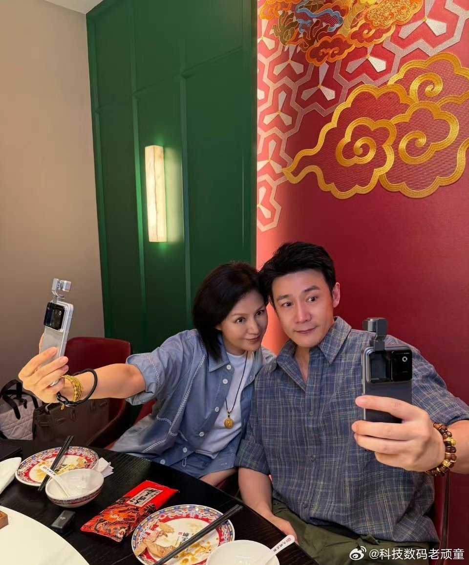 陆毅和鲍蕾两口子一起换了荣耀Robot Phone，酒桌上自拍玩的不亦乐乎。不过鲍蕾你确定侧面那个角度拍出来好看吗？
#荣耀robotphone##揉脖phone# ​