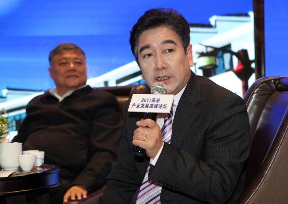 水均益63岁了。当年曾采访过普京，如今一个人住在北京。远在加拿大的龙凤胎留学年耗近七十万，北京近百岁的老母与残疾大哥年费近三十万。面对肩上重担，他坦言：我不敢老。
 
谁能想到，当年那个穿梭在硝烟战场、和各国元首谈笑风生的央视名嘴水均益，到了63岁，独居在北京的冷清屋子里，一顿饭居然就靠煮几个茶叶蛋