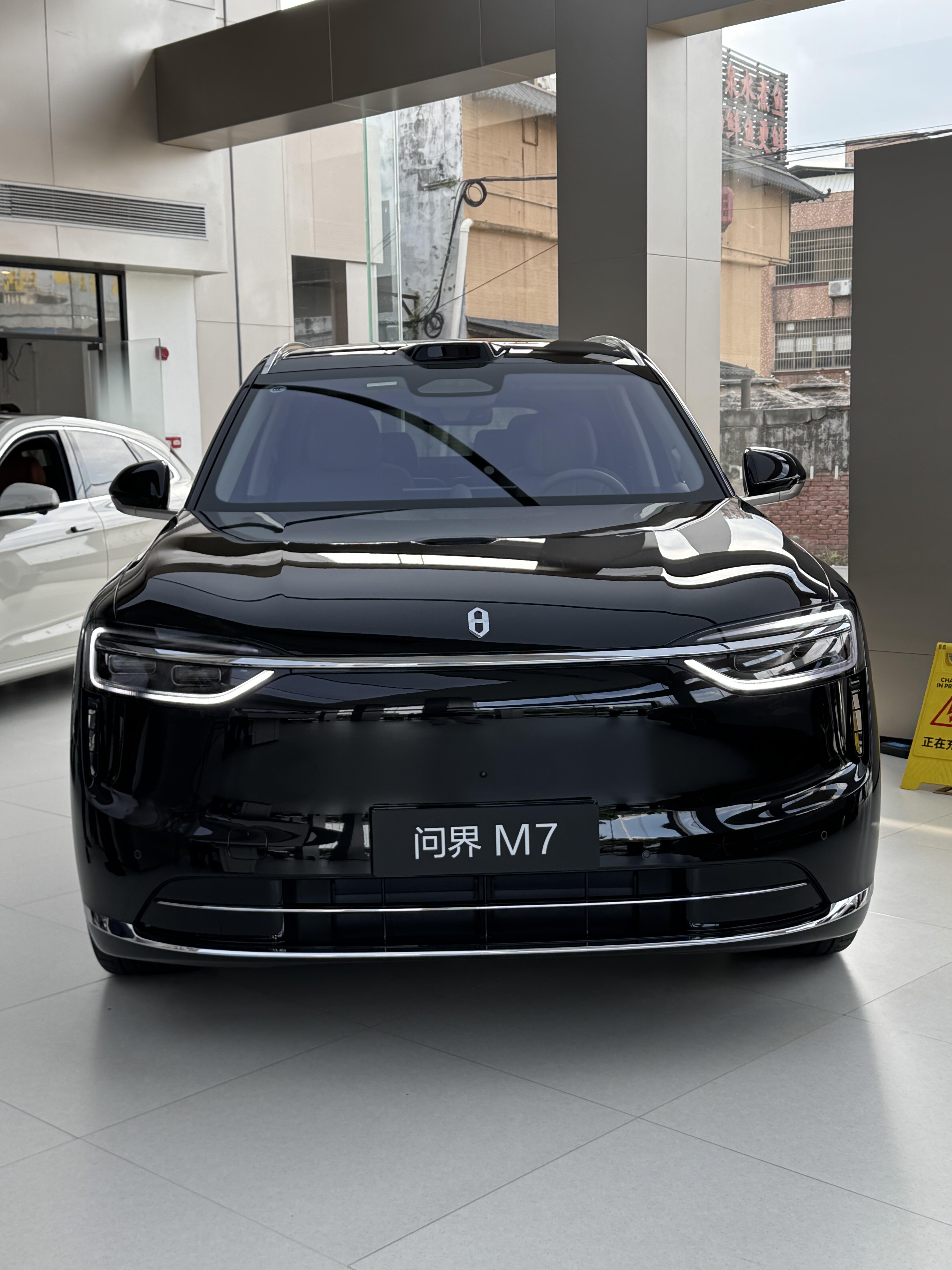 二手问界 M7：二十多万买智能化，我认为它是当下最优解之一
二十到二十八万，能买到 2022—2023 款的问界 M7。
推荐它的第一个理由是质量数据——M7 的投诉率在同类车里偏低，56.5 宗/万辆，质量表现排在前列。在新势力里能做到这一点不容易。
第二个理由是那套鸿蒙座舱加华为智驾。
我一直认