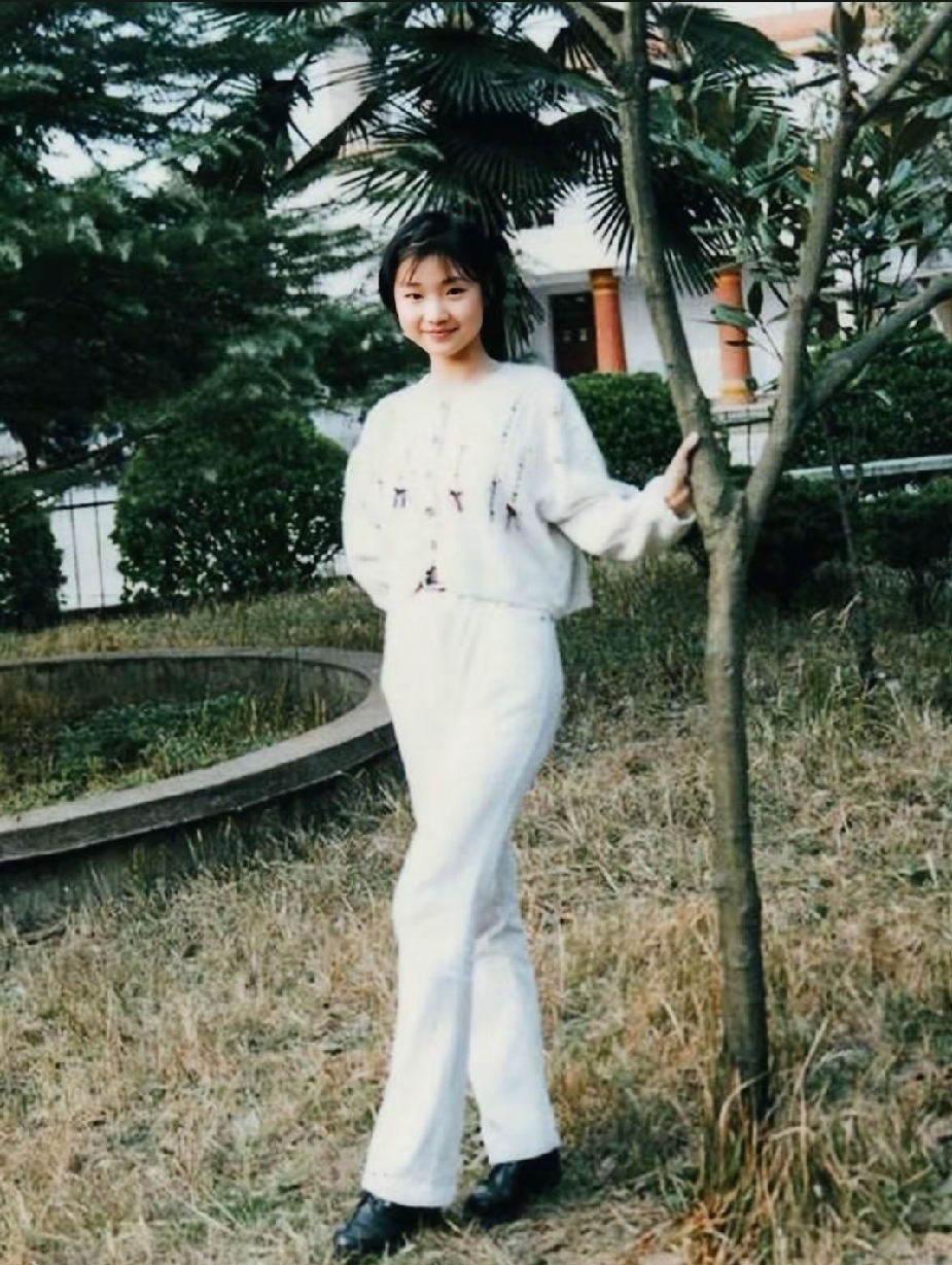 90年代，16岁时柳岩的一张留影，彼时她正在广州卫校就读护理专业，站在校园内，手轻扶小树，笑容青涩腼腆，后来为给母亲治病参加选秀，才一步步踏入娱乐圈。