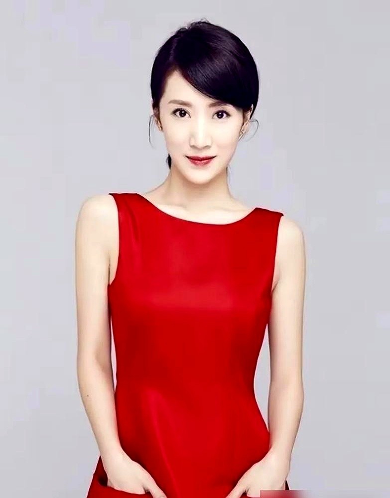 41岁生了仨娃，跟14岁大女儿同框被认成姐妹，李念这状态确实离谱。

最近她发视频，在洛杉矶带女儿逛街吃火锅。14岁女儿个头快赶上她了，腿长惊人。但评论区全在盯她的脸，皮肤紧致得说二十多都有人信。

当年凭《蜗居》火上天，紧接就是铺天盖地的网暴。换别人早扛不住了，她一脚刹车直接退圈，定居洛杉矶连生三