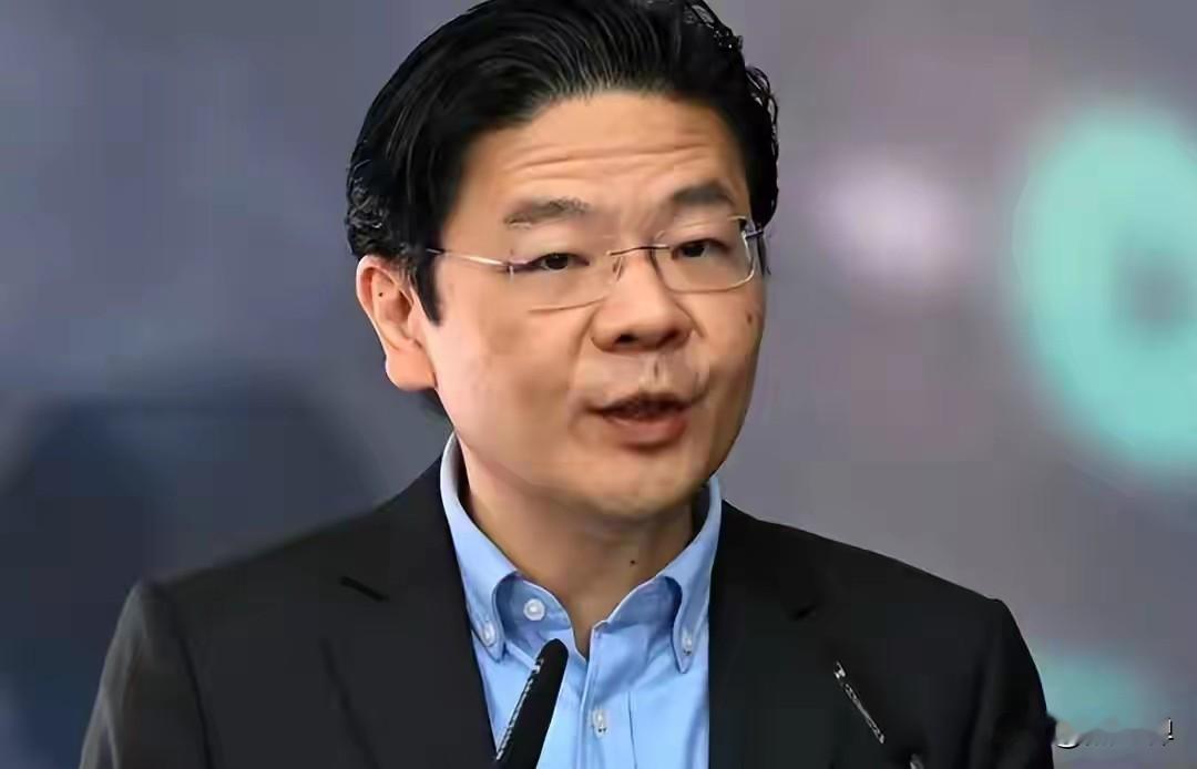 新加坡最让人无语的地方就在于，它在政治上无限强调李氏家族的主体性，却在种族问题上无限削弱华人族群的主体性。
这是哪门子的双标，这是怎么想的？原因并不复杂。
最近新加坡在种族问题上的被动，正是新加坡多年来被西方多元、民主、平等、自由洗脑的结果。
一方面是政府严查种族言论，李显龙亲自下场警告；另一方面反