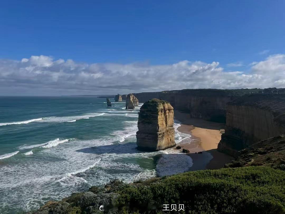 现在聊海外算力，很多人张口就要GPU现货。
Bitdeer马来西亚A102机房现实狠狠敲警钟：
还没通电，9.5MW GB300 NVL72容量已经全部售罄。
2027年Q1才正式上电运营，五年长约预期收入超4亿美金，客户预付款覆盖一半以上建设成本。

这就是现在NeoCloud主流模式：先签客户，再建算力，不再赌未知的现货市场 ​