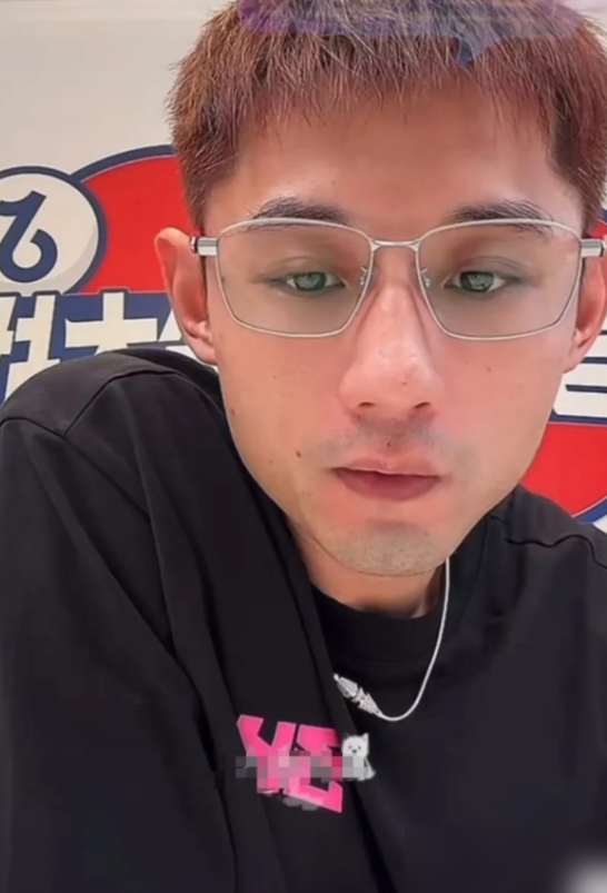 张继科直播原话，王楚钦0-4不是输在技术，是输在人不是铁打的。
9月28日那场决赛，32分钟结束战斗。林诗栋反手拧拉质量拉满，落点专挑王楚钦移动最难受的位置打。第一局直接被干个5-11，第三局追到11-10拿到局点，硬是被林诗栋连拿3分翻掉。
王楚钦赛后说了句大实话：我现在打球一直感觉累，找不到