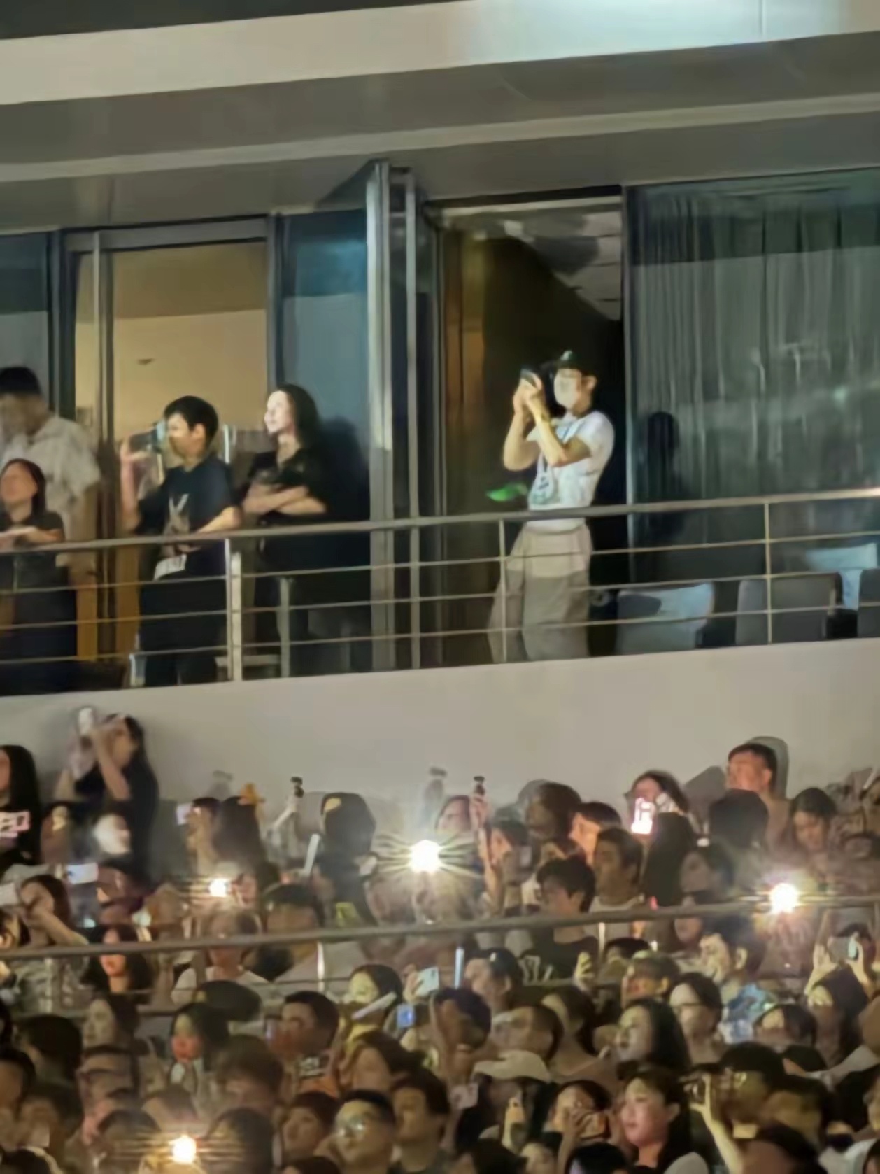 #病态嗑cp该停一停了#演唱会玩梗引热议，人剧分离仍是观众必修课
​​李荣浩上海演唱会现场的一段即兴调侃，迅速登上社交平台热搜。演出中，他提及井柏然在热播剧《早春晴朗》塑造的角色Luke，笑着说道：“Luke身边一定有一位对他的人生来说非常重要的女士也在。”先是玩笑式指向妻子杨丞琳，随后揭晓 ​