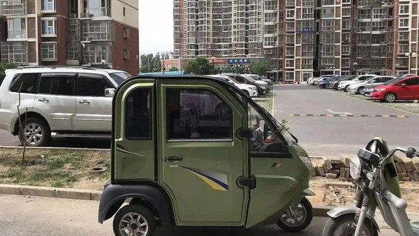 近日，有武汉市民建议允许“老头乐”上牌上路，引发网友一边倒反对。武汉市交管部门明确回应，“老头乐”绝大部分未列入机动车公告，不准上牌，仅允许在景区、园区等非公共道路区域使用。‌‌ ​
