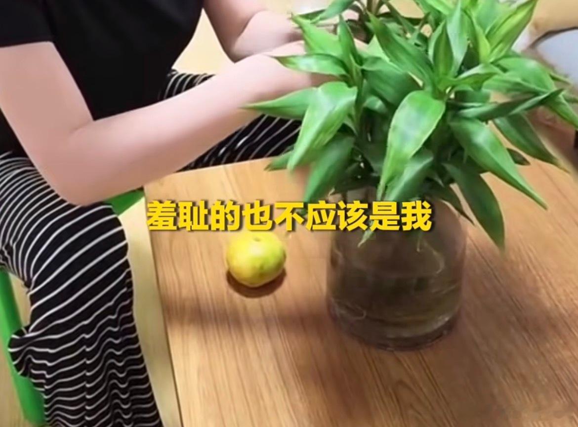 #被继父性侵女子回应公开露脸不打码##生父称若早知女儿被性侵会不再生育#

31岁的张叙白选择露脸讲述过往，她坦言丢人的从来不是受害者，希望用自己的经历，鼓励更多受伤害的人勇敢站出来。

当年从9岁起遭受侵害，如今案件因追诉期问题不起诉。她直面镜头豁出一切维权，只为唤醒更多人，牢牢抓住维权 ​