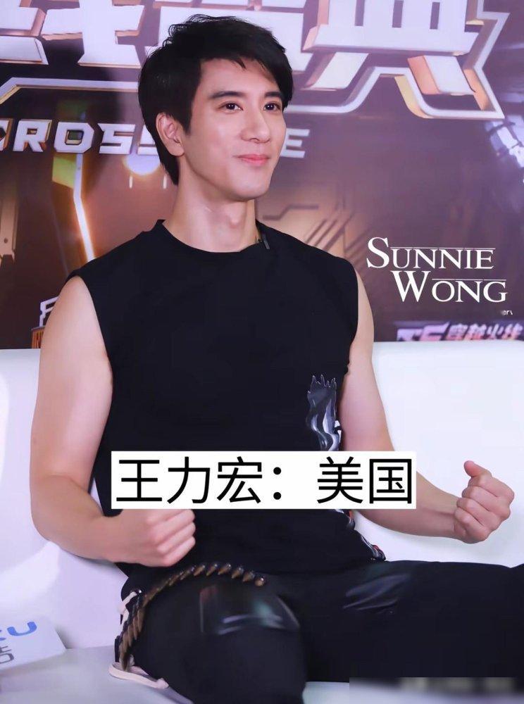 林俊杰是新加坡人，彭于晏是加拿大人，王力宏是美国人。
这帮在内地混得风生水起的“外籍艺人”，国籍一扒一个不吱声。可你发现没，根本没人拿这个说事儿。
林俊杰刚在新加坡F1压轴，20首歌重新编曲，全球首唱新单，排面拉满。彭于晏那边《爆水管》票房正热，好莱坞片约还排着队。
网友的态度出奇一致：歌唱得