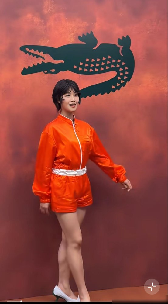 巴黎秀场上，蓝盈莹一身橙色缎面套装，直接被网友说成像穿舞狮战袍。
别人穿高定走红毯，她穿得像要去庙会敲鼓，画风完全没按套路来。
但说实话，这姐这两年路子挺野。
《兵自风中来》里演通信博士，央视八套刚播完，转头又去演短剧，还大大方方承认恋爱，男友是圈外人。
别人挤破头往名利场钻，她偏不。
该