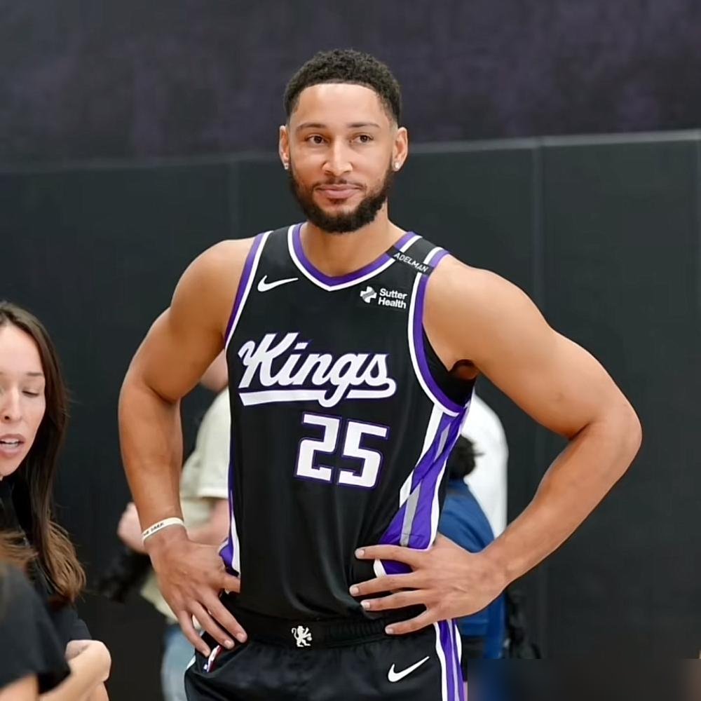 女记者直播忘关麦，一句“拉文就是个混蛋”，全美都听见了。
她私下聊NBA球员，说西蒙斯长得帅但尴尬，说普尔可能是个“菜鸡”。轮到拉文，直接定性：性格混蛋。
这话搁以前，拉文可能真没底气反驳。上赛季手指肌腱撕裂，只打39场就报销，场均19.2分，国王早想甩掉他。
现在呢？他刚执行了4900万的球