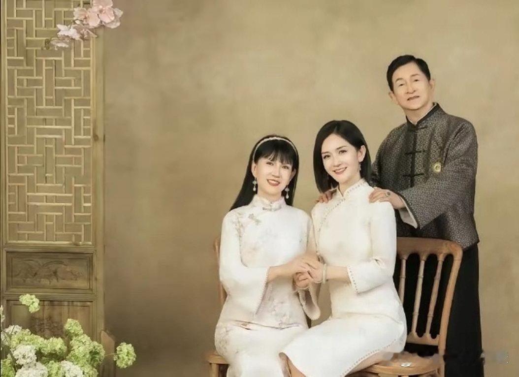 谢娜带爸妈拍全家福，妈妈好像赵雅芝 ​