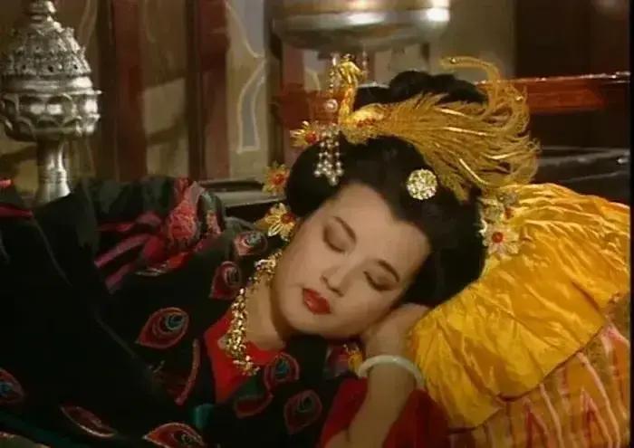 武则天初次服侍李世民，就破了记录，至今无人打破这项记录。
 
“你害羞什么？这里又没有男人！”一声尖锐的呵斥，划破了澡堂的寂静。
 
十四岁的武则天，浑身赤裸，站在氤氲的水汽中，羞愤地咬紧了嘴唇。她刚被选入宫中，即将侍奉当朝天子李世民。
 
管事太监的目光像刷子一样扫过她全身。武则天的手指蜷了一下，