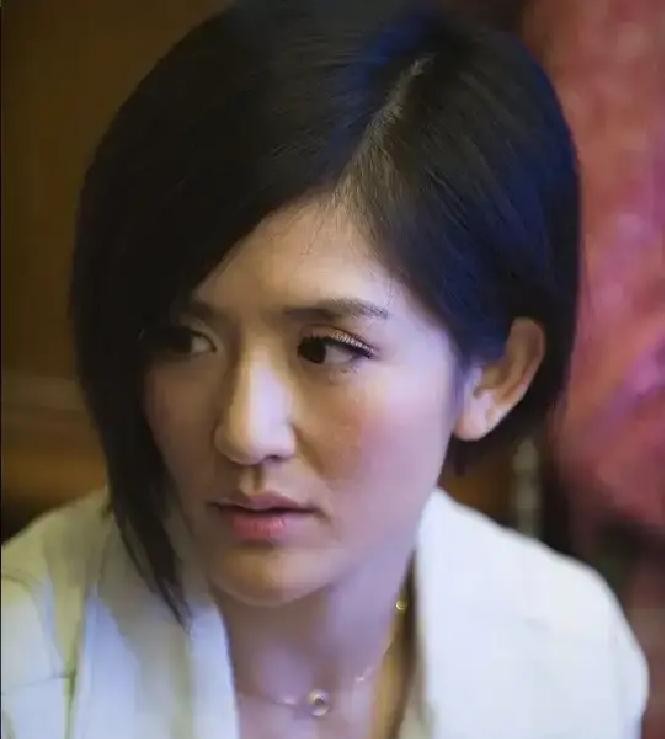谢娜在澳洲录节目时刷了包文婧三万澳元买包，回国后让弟弟转账，结果弟弟只按数字转了三万人民币，两人之间差了整整十二万。包文婧在车上憋了好几天才开口，谢娜当场愣住，立刻打电话补了差额，钱当天就到账了。这事放到普通人身上也常见，朋友之间借钱最怕的就是一个记数字不记单位，一个不好意思开口提。包文婧纠结了好几
